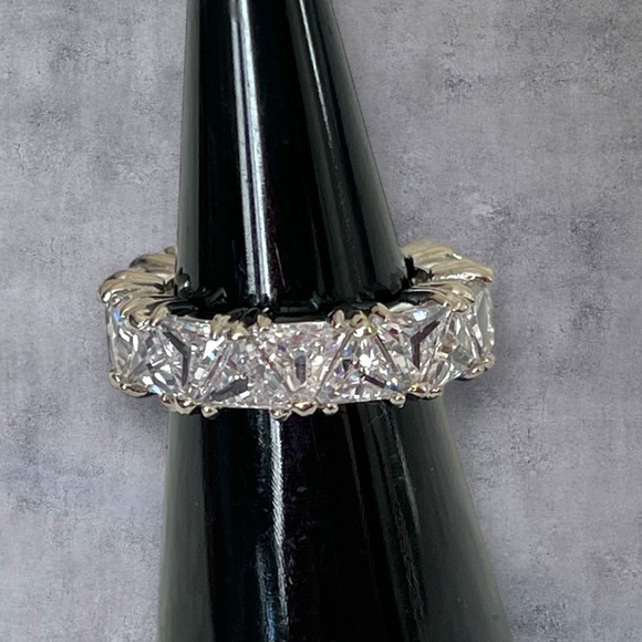 Infinity ring silver plated, shiny large clear CZ - Picture 4 of 8